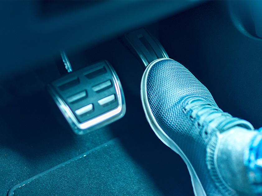 アクセルを踏む高市首相、ブレーキを踏む日本維新の会